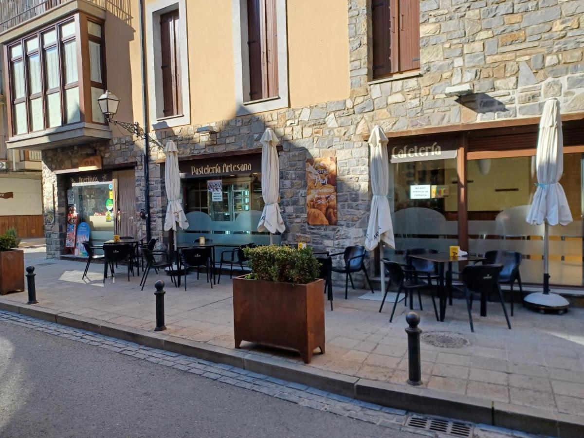 En El Pleno Centro De Biescas Con Garaje, Ascensor Y Wifi Apartman Kültér fotó